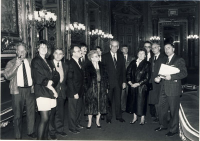 1990: Senator B. Barraux aus Marcillat empfängt die Wadersloher Delegation im franz. Senat in Paris