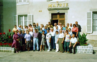 1992: 1. Bürgerbus des DFF: Gruppenfoto vor dem Rathaus in Marcillat
