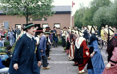 1994: Die Folkloregruppe "Les Bitous" bereits zum 3. Mal in Wadersloh zu Gast, hier beim Volksradfahren
