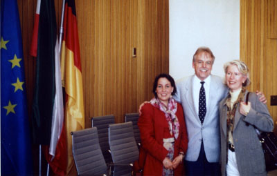1997: Im Landtag zu Düsseldorf: Die Lehrerinnen Martine Galizzi und Irène Maguion mit MdL Berni Recker