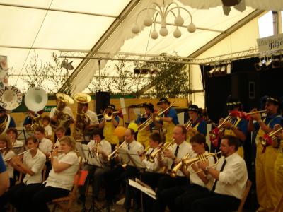 2006: Beim Liesborner Schützenfest: Banda Follet mit der FW-Kapelle Liesborn