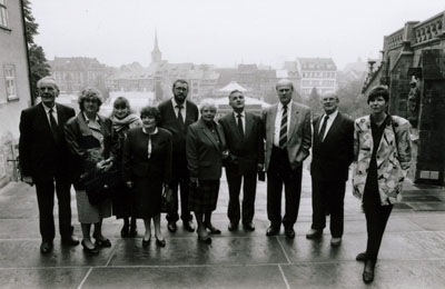 1992: Eine Delegation aus Marcillat besucht Waderslohs Partnergemeinde Faulungen in Thüringen, hier vor dem Landtag in Erfurt
